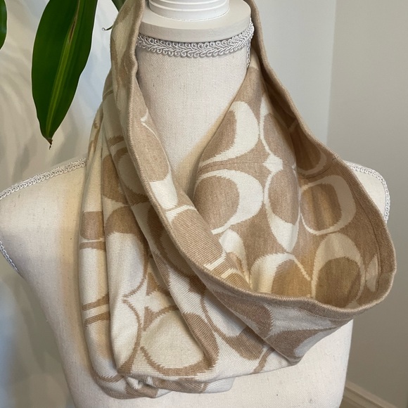 Coach neck scarf in beige and cream - Picture 2 of 4